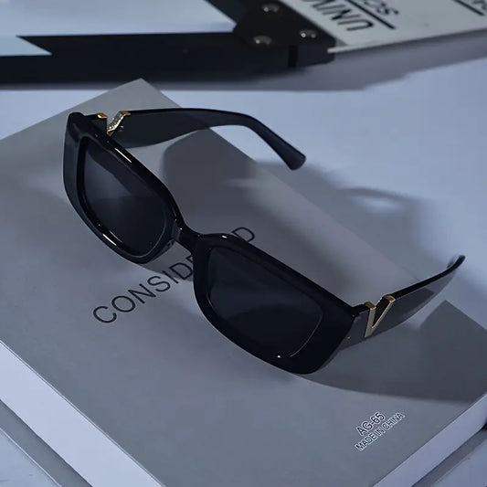Chic Cat Eye Fashion Glasses With Luxury V-Letter Design