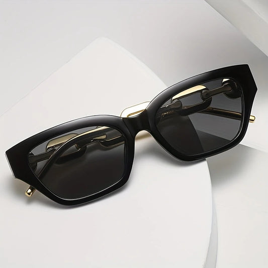 Vintage-Inspired Oversized Glasses with Chunky Chain Arms